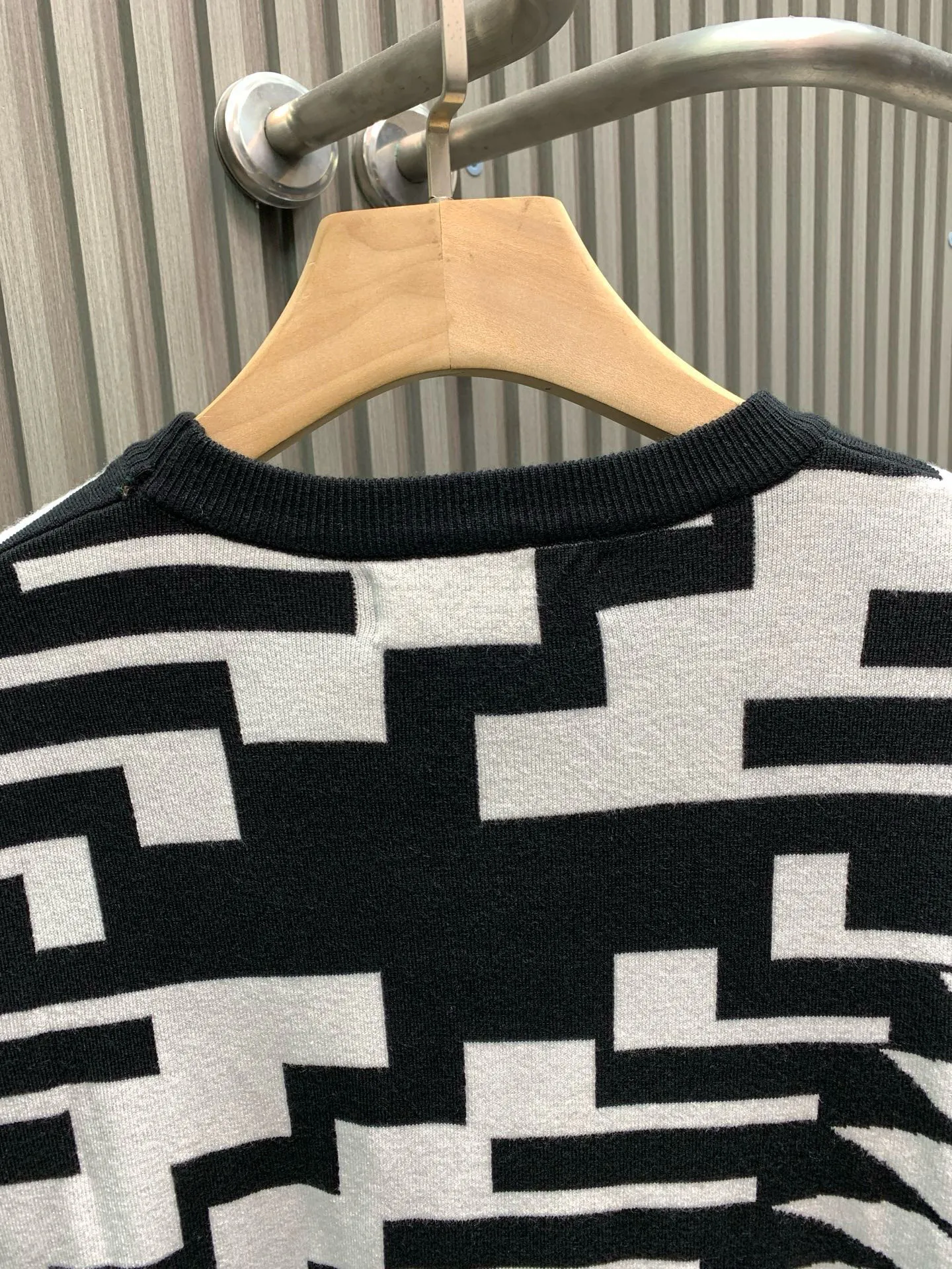 🅿️360 🀄️ Louis Vuitton 1v 2025 new jacquard knitted wool pullover ⚠️The original internal price is 15600 purchased💰 This style is made of 50 wool 50 polyamide fiber 26-count double-ply blended yarn and is dyed blue and red on the board. The flowers are manually counted by the painter and then finely modified. It adopts imported 12-knitting machine full-piece cylindrical jacquard and 3-color cylindrical hanging jacquard process. It takes 380 minutes. Special wool washing process makes the fabric texture softer and more delicate. The velvet feel has warmth and affinity. The touch is self-evident. There is no thorny feeling when worn next to the body. It has excellent thermal insulation coefficient and does not deform. Same style for men and women.